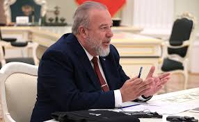 Manuel Marrero Repite el Viejo Discurso de la Guerra Fría y Culpa a EE.UU. por las Denuncias Ciudadanas en Redes