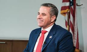 Recaudador de Impuestos de Miami-Dade defiende revocación de licencia comercial a empresa señalada por operar con Cuba: el caso podría marcar precedente legal