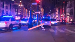 Calle urbana con coches policiales y luces nocturnas