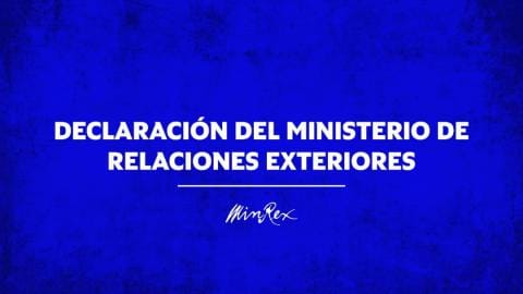Anuncio Ministerio de Relaciones Exteriores en fondo azul.