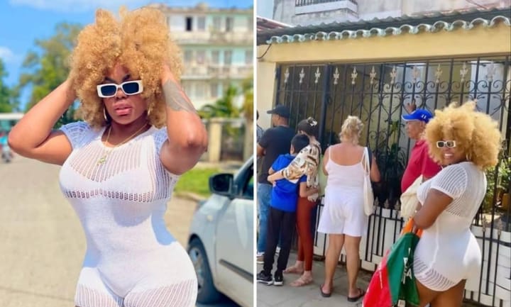 Mujer posando y grupo esperando en fila afuera.