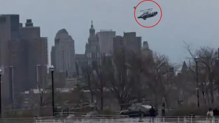 Helicóptero sobre ciudad con edificios al fondo