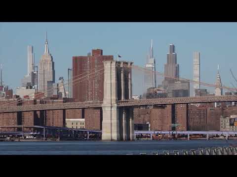 Puente icónico con rascacielos de fondo
