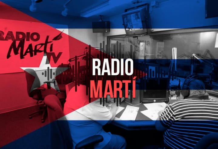 Estudio de Radio Martí con micrófonos y locutores.