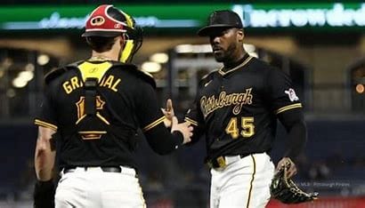 Yasmani Grandal firma con Boston Red Sox y se reunirá con Aroldis Chapman