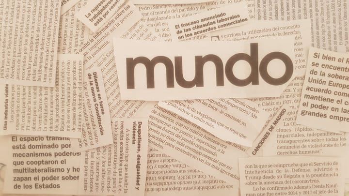 Palabra mundo recortada sobre fondo de periódico