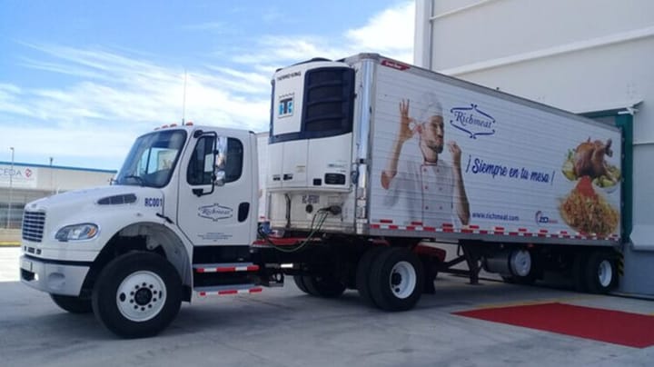 Camión con tráiler refrigerado de alimentos