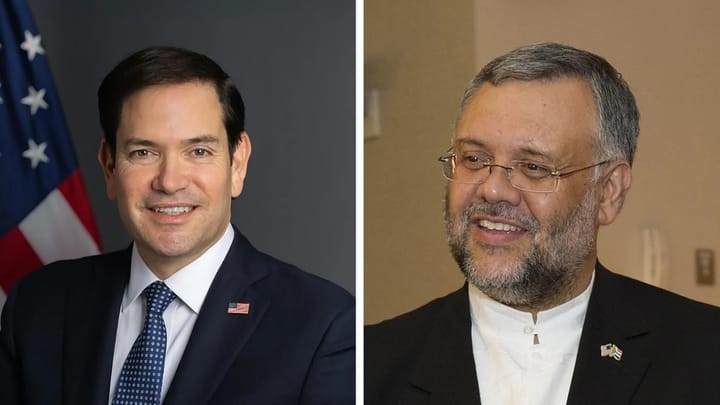 Dos hombres sonriendo junto a banderas.