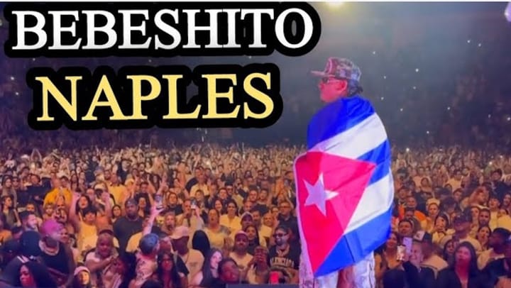 Concierto con bandera cubana frente a multitud.