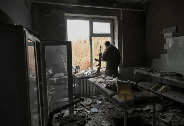 EE. UU. y Ucrania ajustan posiciones en Ginebra mientras Trump insiste en que su plan de paz no es una “oferta final”