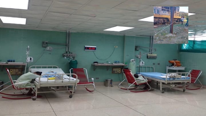 Sala de hospital con camas y sillas vacías.