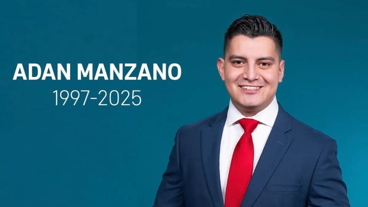 Hombre sonriente en traje con corbata roja y fondo azul