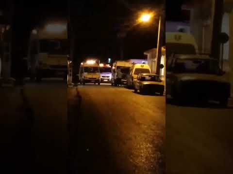 Coches y ambulancias en calle oscura