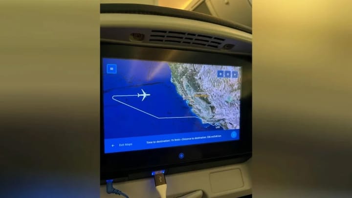 Pantalla de vuelo mostrando mapa y ruta de avión.