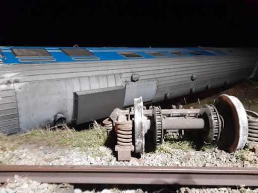 Accidente de tren descarrilado por la noche